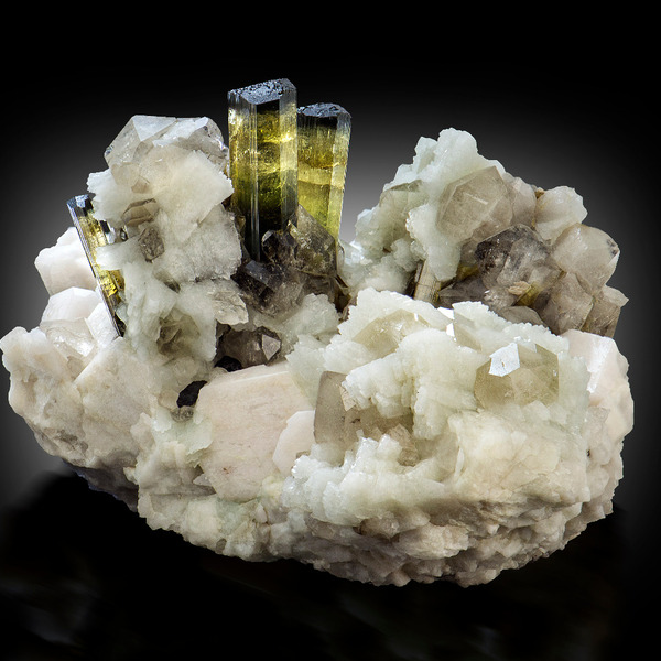 Elbaite crystals with black termination, on matrix with quartz and feldspars. Tourmaline crystals 3 cm long.